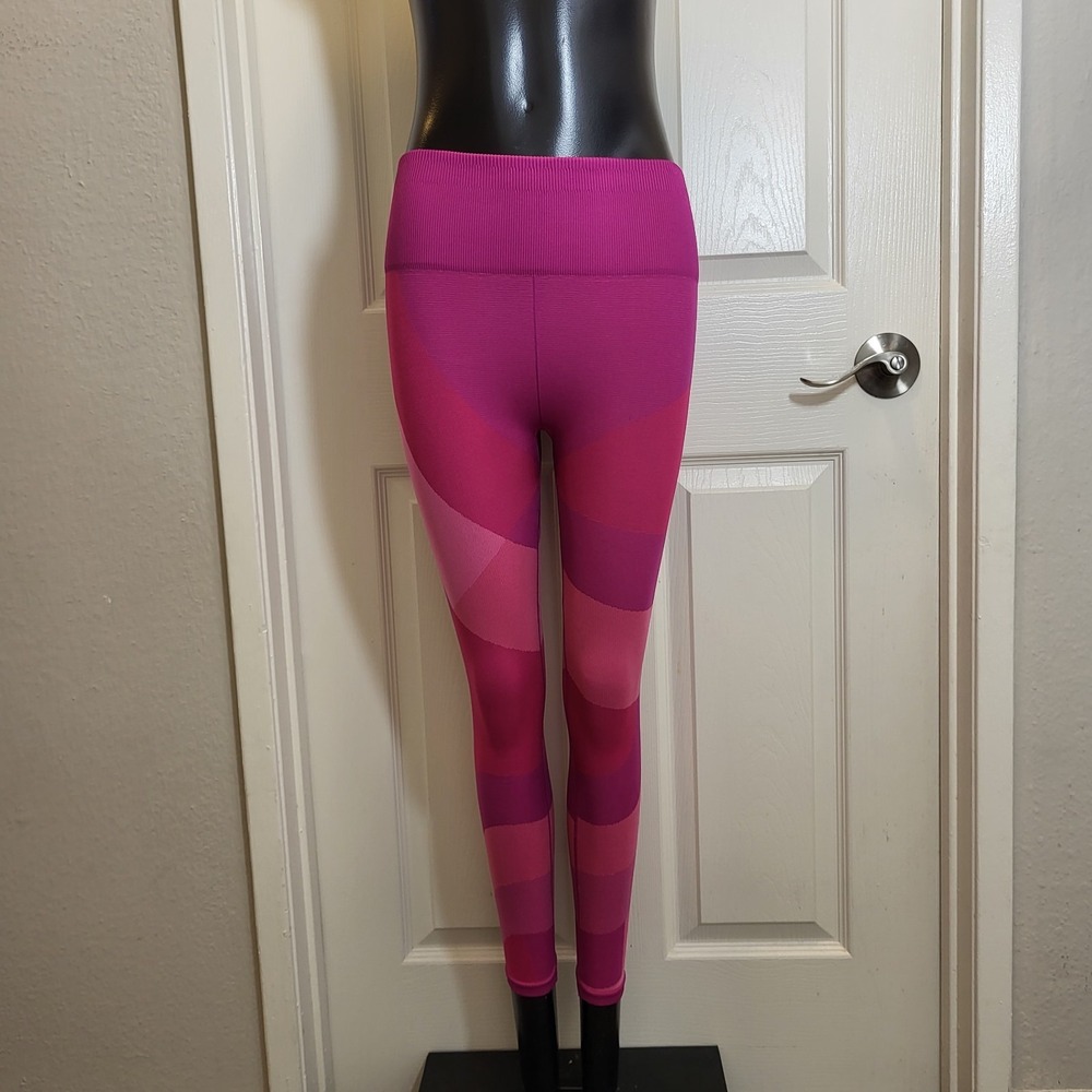 Fabletics High Waisted Seamless Colorblock Capri Leggings Pink Small Size 4